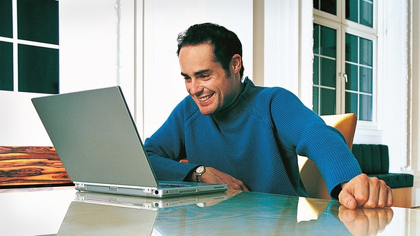 Mann sieht an seinem Laptop fern | Bild: Image Source