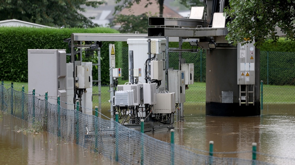 Funklöcher in Katastrophengebieten: Überflutete Mobilfunkstation in Inden, Nordrhein-Westfalen.  Foto: Oliver Berg/dpa +++ dpa-Bildfunk +++ | Bild: dpa-Bildfunk/Oliver Berg