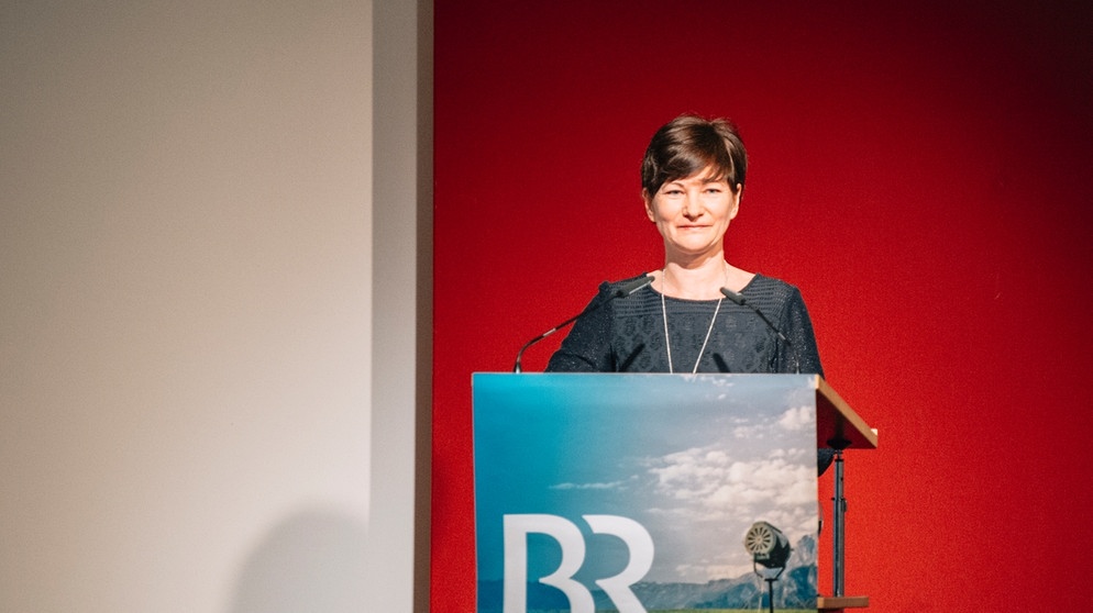 Bettina Ricklefs (Leiterin Programmbereich Spiel-Film-Serie, Bayerischer Rundfunk) bei der Begrüßungsrede | Bild: BR/Philipp Kimmelzwinger