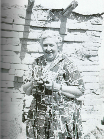 Agatha Christie mit Fotoapparat in Nimurd Irak 1950er-Jahre | Bild: John Mallowan
