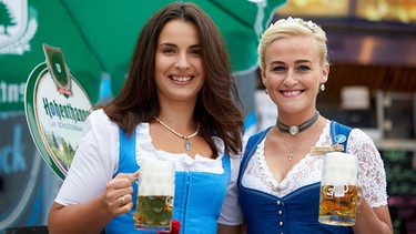 Die Bayerische Bierkönigin Vroni Ettstaller mit Gewinnerin Rebecca | Bild: BR/Martina Bogdahn