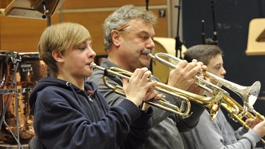 Schüler spielen mit einem Musiker Trompete | Bild: BR / Annette Goossens