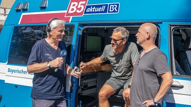 Blick hinter die Kulissen: Radltour-Reporter Lutz Bäucker (li) mit  den  BR-Technikern  Marc Hoffmann und Andreas Wüst | Bild: BR / Philipp Kimmelzwinger