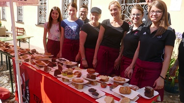 Blick hinter die Kulissen: Überall große Freude; auch bei den Kuchenbäckerinnen in Volkenschwand | Bild: BR