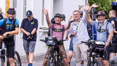 Die Radlerinnen und Radler sind in Cham angekommen. Nach drei Jahren Pause sind alle wieder richtig heiß auf die BR-Radltour. Jetzt kann es wieder losgehen! | Bild: BR/Markus Konvalin