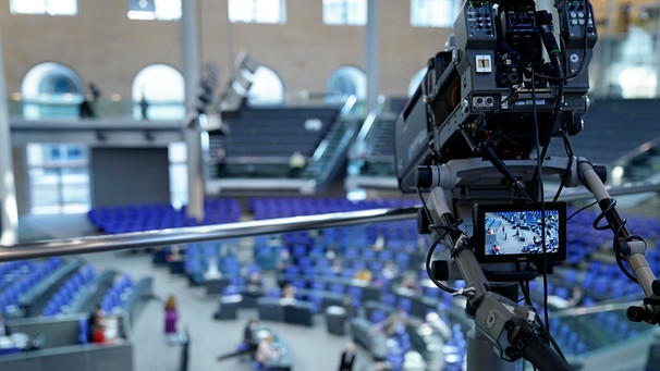 Symbolbild Fernsehkamera mit Plenarsaal im Hintergrund bei einer Sitzung des Deutschen Bundestag in Berlin | Bild: picture alliance / Flashpic | Jens Krick