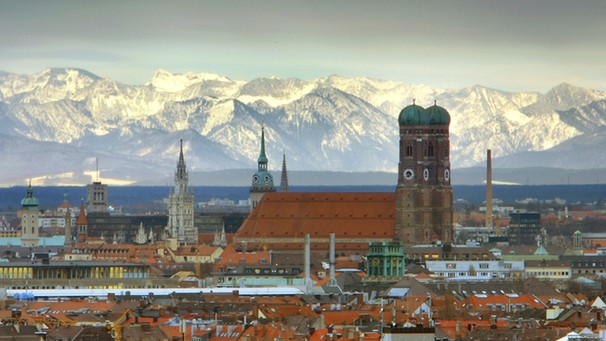 München mit Frauenkirche und Alpenpanorama | Bild: picture-alliance/dpa