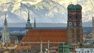 München mit Frauenkirche und Alpenpanorama | Bild: picture-alliance/dpa