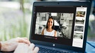 Auf einem Laptopbildschirm sitzt eine junge Frau vor einem historischen Fernsehstudio und nimmt an einer Videokonferenz teil. | Bild: BR / Montage: Uli Kölbl