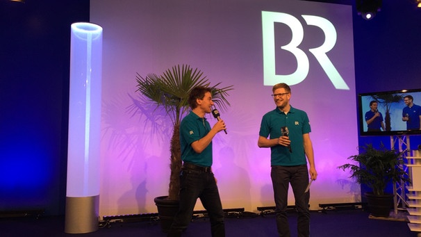Florian Schrei und Florian Kienast (rechts im Bild) auf der Showbühne | Bild: BR