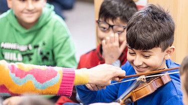Musikerinnen in einer Grundschule | Bild: BR/BR-Rundfunkorchester