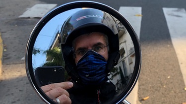 Korrespondent Ivo Marusczyk auf seinem Motorrad mit Mundschutz | Bild: Ivo Marusczyk