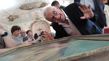 Der "Kunst + Krempel"-Gemäldeexperte Dr. Herbert Giese bei der Vorbesichtigung im Kloster Roggenburg | Bild: BR/Silvia Merkel