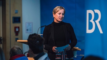 Sandra David, Gleichstellungsbeauftragte des BR, begrüßt die Jugendlichen | Bild: BR/Johanna Schlüter