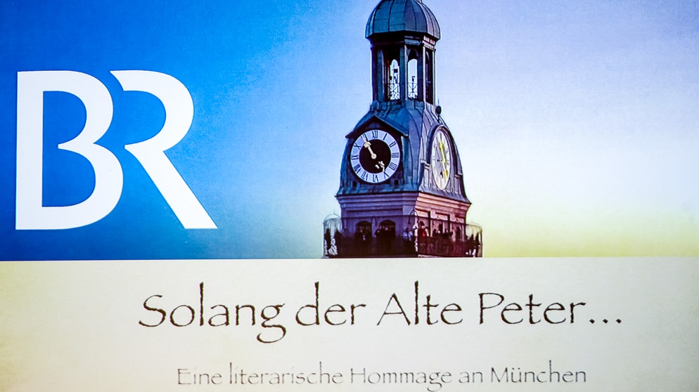 Der Turm vom Alten Peter als Leinwand-Projektion auf der Bühne | Bild: BR/Stefanie Müller