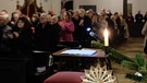 Blick über den Lesetisch hinweg auf das Publikum der Sprecherstunde in der Pfarrkirche Gempfing | Bild: Erich Hofgärtner