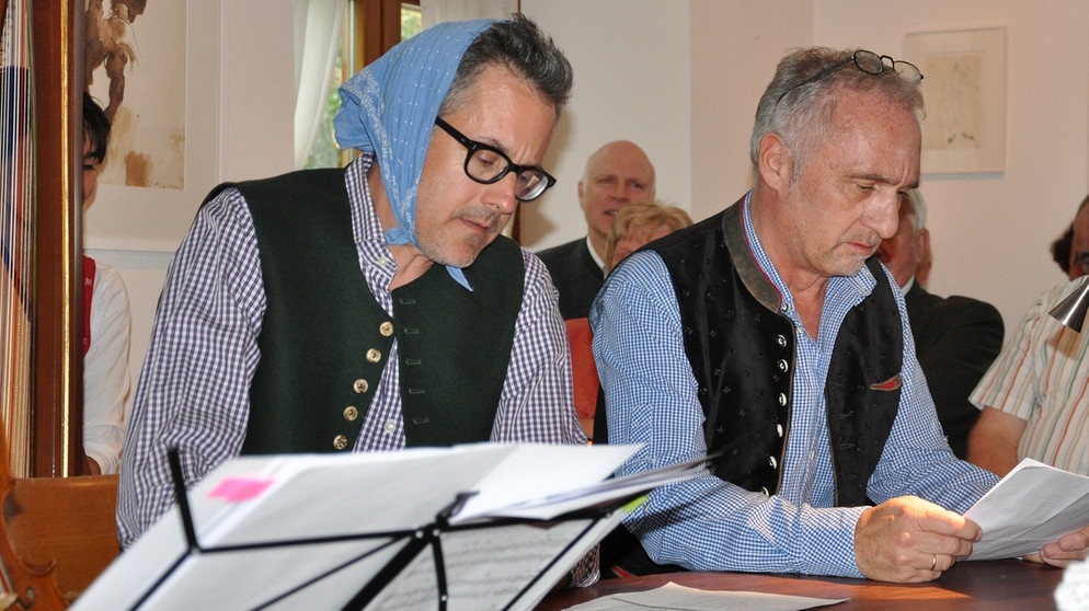 Florian Schwarz und Michael Atzinger lesen, Florian trägt ein blaues Kopftuch | Bild: Erich Hofgärtner