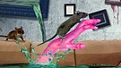 In einem surrealen, überschwemmten Wohnzimmer schießen zwei Hände aus dem Wasser empor, während sich eine Ratte auf einer der Hände und eine zweite auf einem Sofa niederlässt. | Bild: colourbox.com; Montage: BR