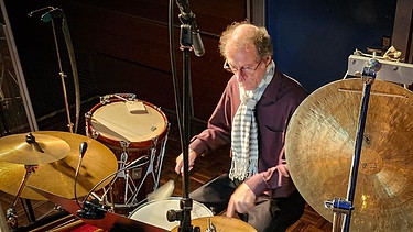 Wieland Schreiber spielt mit Besen Schlagzeug | Bild: BR/Andreas Dirscherl