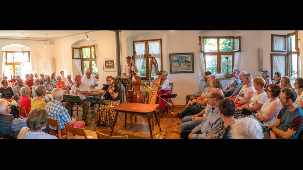 Panoramansicht Pubikum und Hofmarkmusik im Saal des Pfarrhofs Gempfing | Bild: BR/Andreas Dirscherl