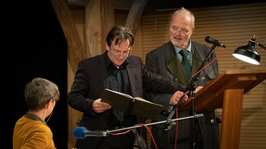 Gudrun Skupin, Peter Weiß und Martin Fogt beraten über den weitere Programmablauf.  | Bild: BR/Andreas Dirscherl