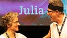 Moderatorin Julia Cortis spricht Co-Moderator Florian Schwarz.an und berührt in am Arm | Bild: BR/Andreas Dirscherl