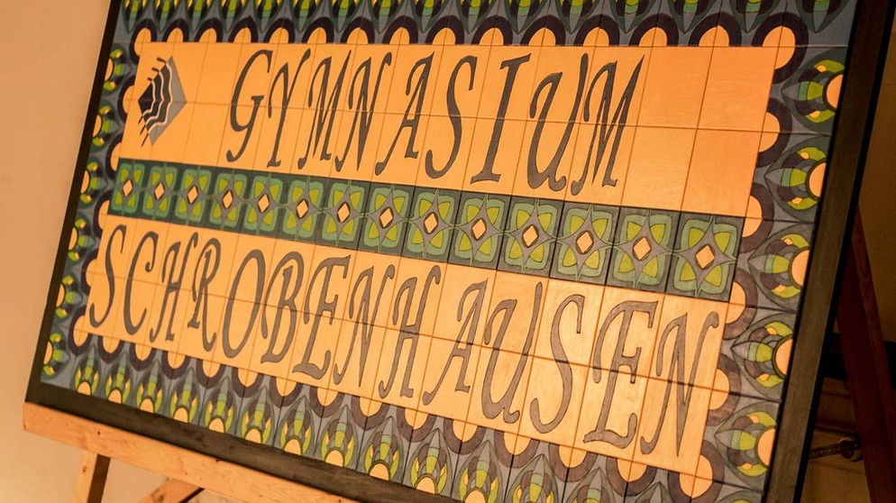 Gefliestes Schild "Gynmasium Schrobenhausen" | Bild: BR/Andreas Dirscherl