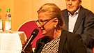 Jana Gerstmair, Geschäftsführerin der vhs Schrobenhausen spricht zum Publikum | Bild: BR/Andreas Dirscherl