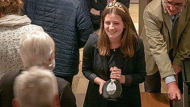 Vanessa Wischer übergibt Frankenwein an Spender | Bild: BR/Andreas Dirscherl