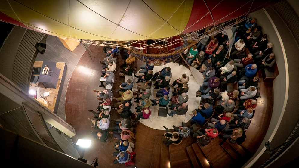 Ballonmuseum Gersthofen - Blick von oben auf das Pulikum | Bild: BR/Andreas Dirscherl