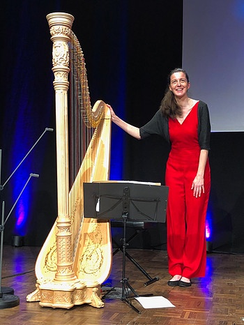 Silke Aichhorn steht neben ihrer Harfe | Bild: BR/Marcus Freisem