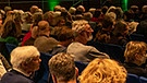 Blick von hinten über das Publikum zur Bühne | Bild: BR/Andreas Dirscherl