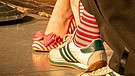 Antonia Goldhammers rot-weiß gestreifte "Candy Heels" und Florian Schwarz' rot-weiß geringeltet Socken | Bild: BR/Andreas Dirscherl