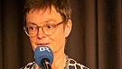 Bibliotheksleiterin Susanne Delp am BR-Mikrofon bei ihrer Begrüßungsansprache | Bild: BR/Andreas Dirscherl