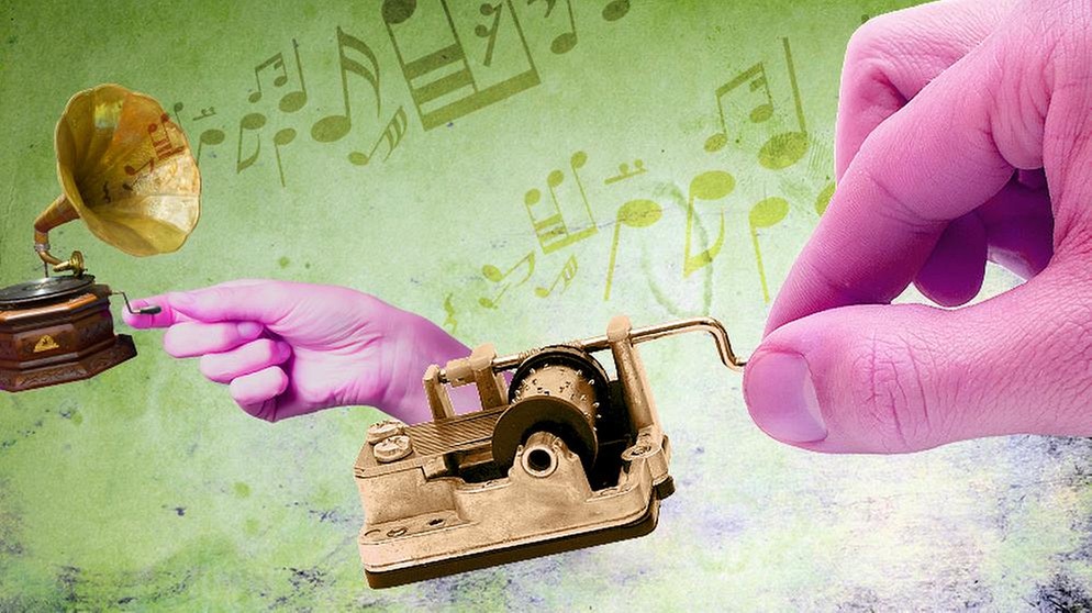 Hand dreht Mini-Musikorgel, während eine kleinere Hand ein Grammophon zum spielen bringt | Bild: colourbox.com; Montage: BR/Tanja Begovic