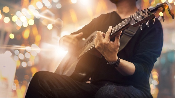 Musiker mit Guitarre  | Bild: Adobe Stock
