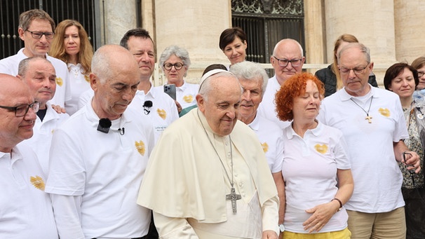  Die Gruppe der Missbrauchsbetroffenen mit Papst Franziskus. | Bild: BR/Robert Kiderle