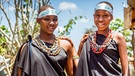 Zwei Mädchen in traditioneller Kleidung in Tansania | Bild: Adrian Mgaya / AMREF