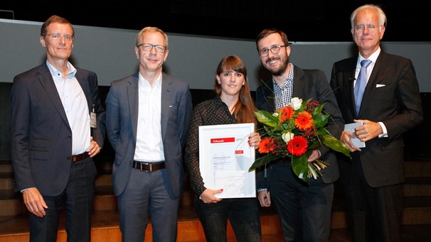 Anna Bühler und Till Ottlitz mit Blumenstrauß bei der Preisverleihung in Leipzig  | Bild: BR