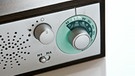 Altes Radiogerät, Buttons mit BR-Logo und Aufschrift "Aktuelles" | Bild: colourbox.com, BR; Montage: BR