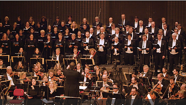 Aufnahme aus der Aufführung des glagolitischen Requiems vom Münchner Rundfunkorchester und dem Chor des BR. DAs Konzert fand in der Herz-Jesu-Kirche in München statt. | Bild: Screenshot BR