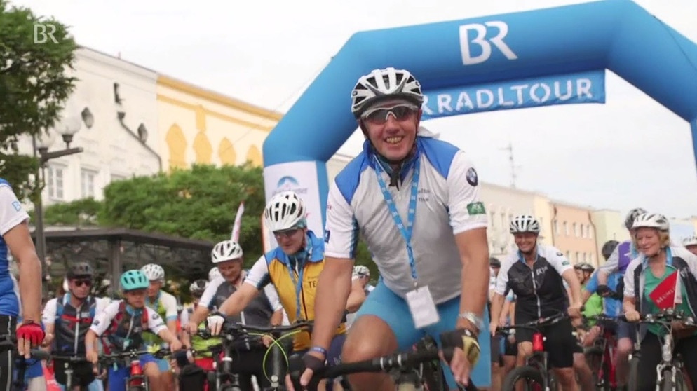 BR Radltour-Teilnehmer auf dem Fahrrad  | Bild: Screenshot BR