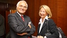 Prof. Dr. Dr. Birgit Spanner-Ulmer mit ihrem Doktorvater Prof. Dr. Heiner Bubb | Bild: vbw (Vereinigung der Bayerischen Wirtschaft e. V.)
