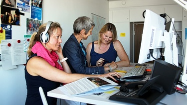 Das Kernteam des Verbrauchertelefons (v.l.): Susanne Dietrich, Jutta Prediger und Gloria Stenzel | Bild: BR/Lena Erhard