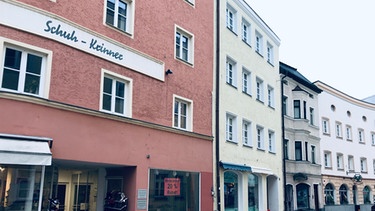 Eingang in das BR-Studio Mühldorf direkt neben dem Schuhgeschäft | Bild: BR