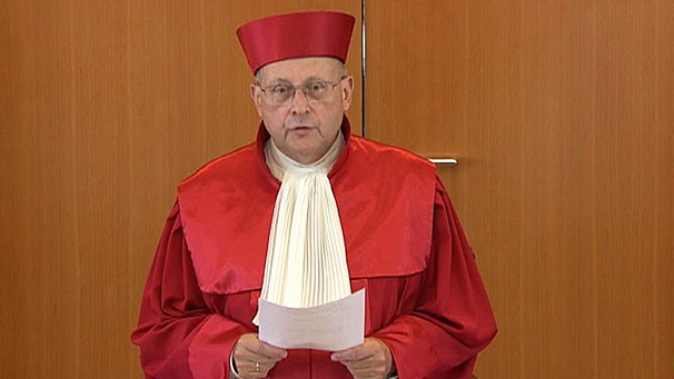 Vizepräsident des Bundesverfassungsgerichts Ferdinand Kirchhof verliest das Urteil zum Betreuungsgeld | Bild: BR