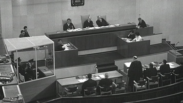 Der Gerichtssaal des Eichmann-Prozesses mit den drei Richtern (Mitte), Adolf Eichmann (links) und dem Generalstaatsanwalt Gideon Hausner (stehend). | Bild: BR