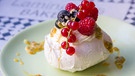 Australische Pavlova: Weißes Plätzchen mit Topping aus roten Beeren | Bild: BR/Nicole Ficociello