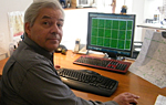 BR-Meteorologe Michael Sachweh beim Auswerten von Wetterdaten und –karten am Computer © BR /
            Christina Claus
        