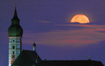 Der Mond über dem Kloster Andechs © picture-alliance/dpa